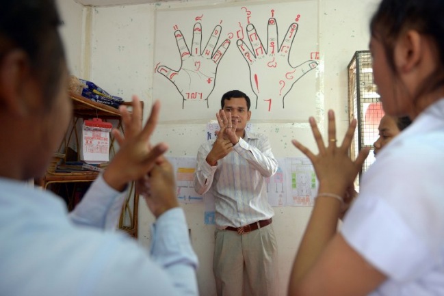 โรงเรียนสอนภาษามือเปิดโล
